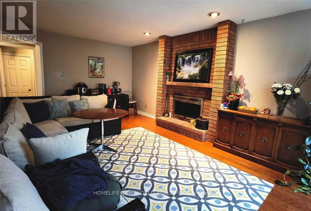 40 Ashdown Crescent, Richmond Hill, ON - Indoor Photo Showing Living Room With Fireplace