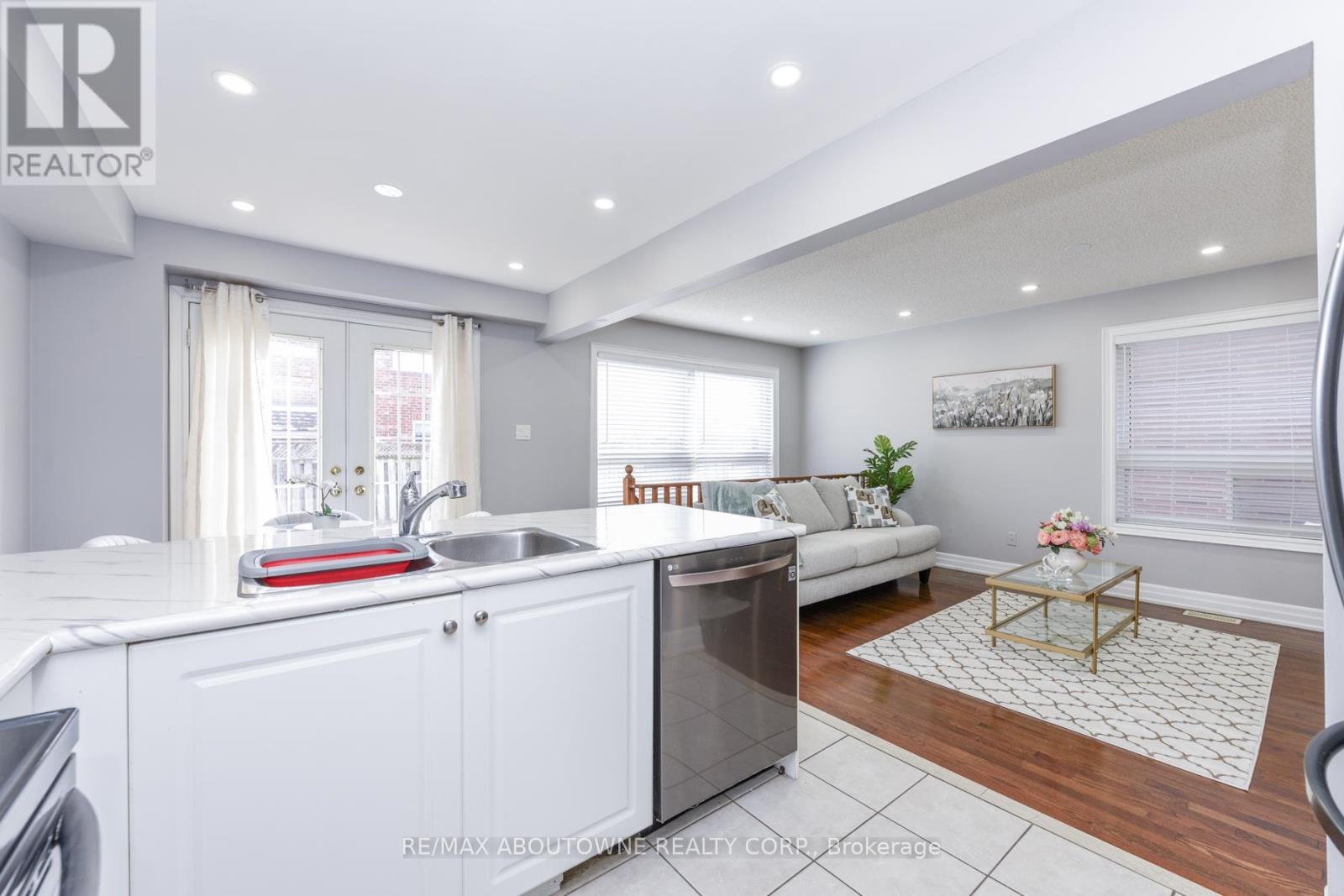 32 Lockheed Crescent, Brampton, ON - Indoor Photo Showing Kitchen With Double Sink