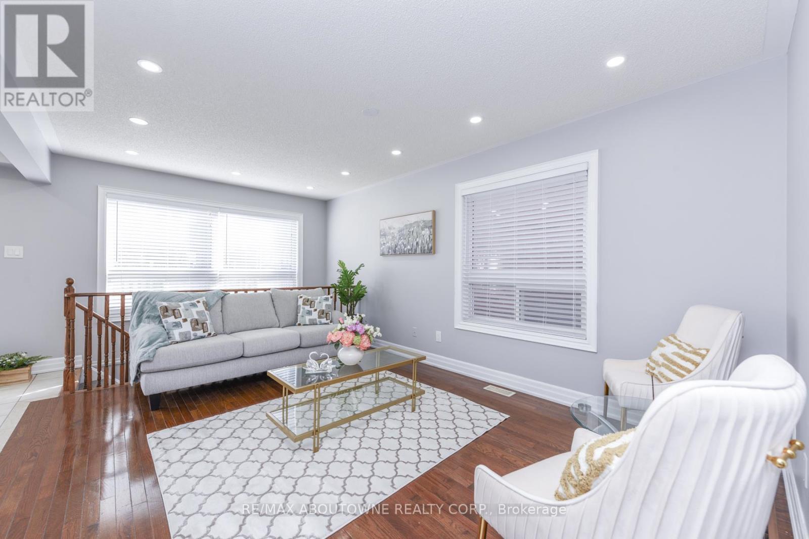 32 Lockheed Crescent, Brampton, ON - Indoor Photo Showing Living Room