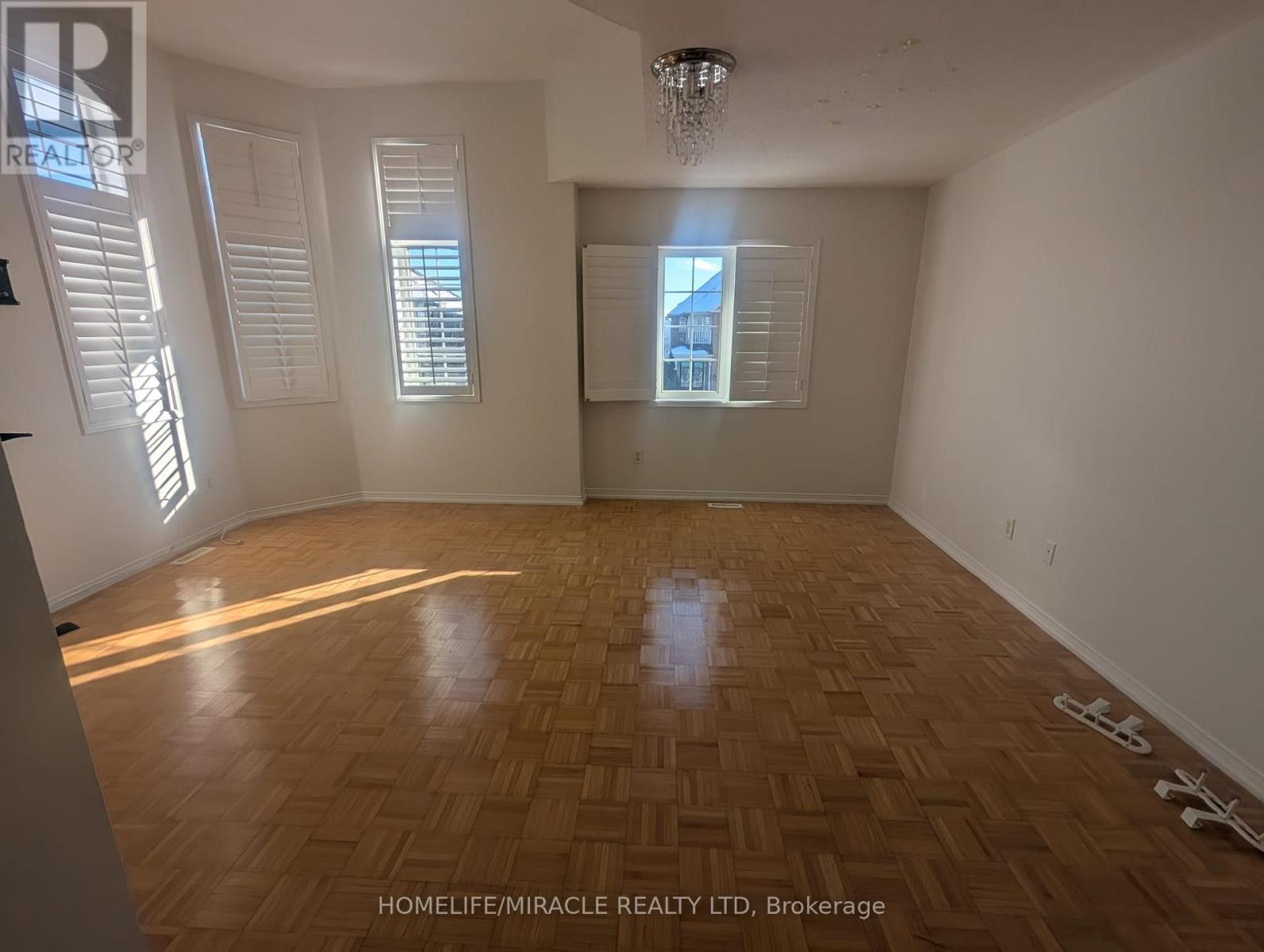 Upper - 555 Garden Walk, Mississauga, ON - Indoor Photo Showing Other Room