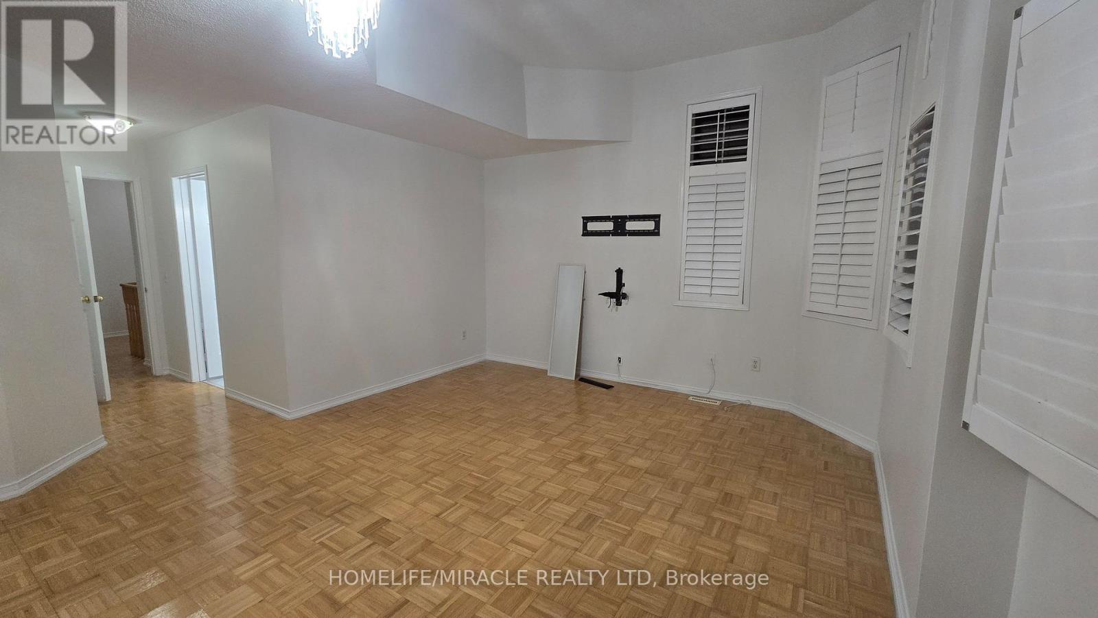 Upper - 555 Garden Walk, Mississauga, ON - Indoor Photo Showing Other Room