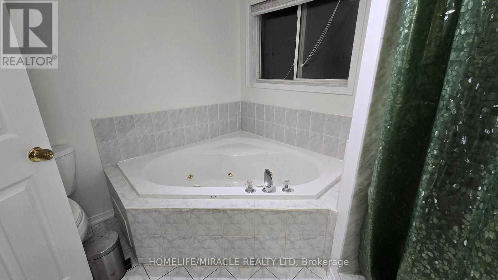 Upper - 555 Garden Walk, Mississauga, ON - Indoor Photo Showing Bathroom