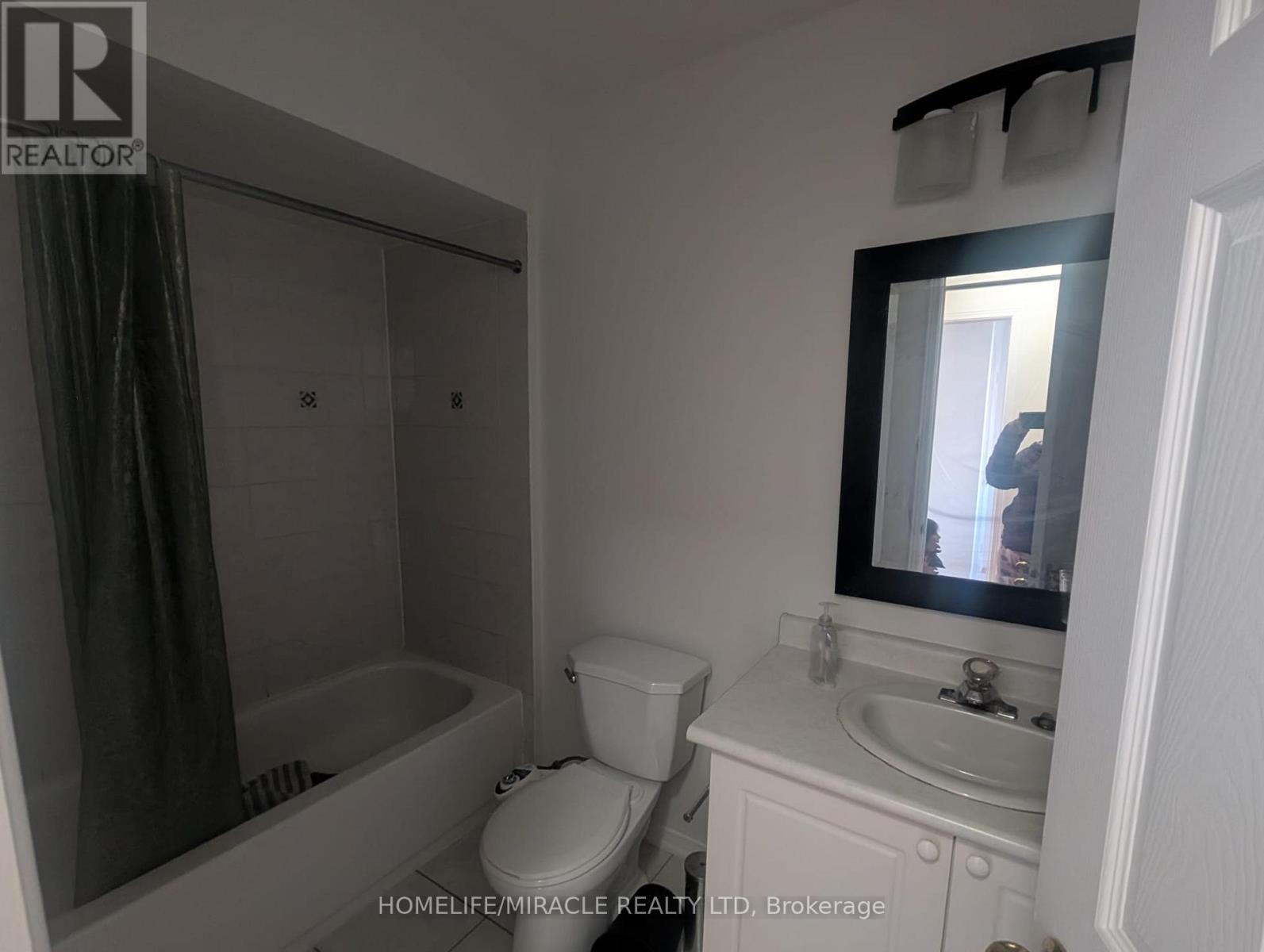 Upper - 555 Garden Walk, Mississauga, ON - Indoor Photo Showing Bathroom