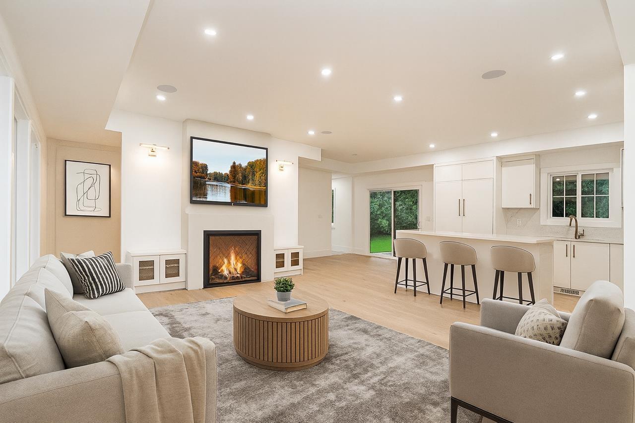 24430 56 Avenue, Langley, BC - Indoor Photo Showing Living Room With Fireplace
