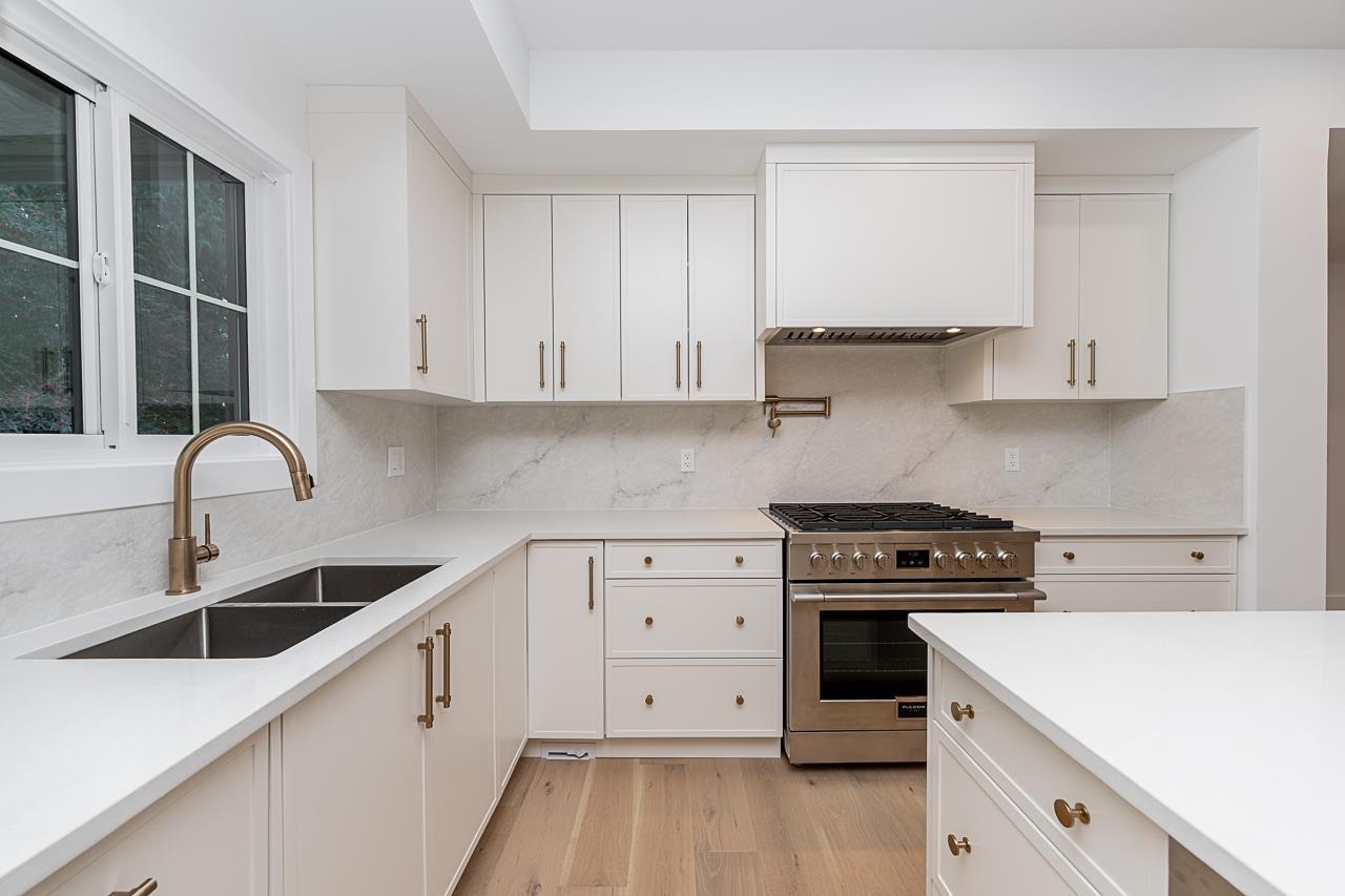 24430 56 Avenue, Langley, BC - Indoor Photo Showing Kitchen With Double Sink