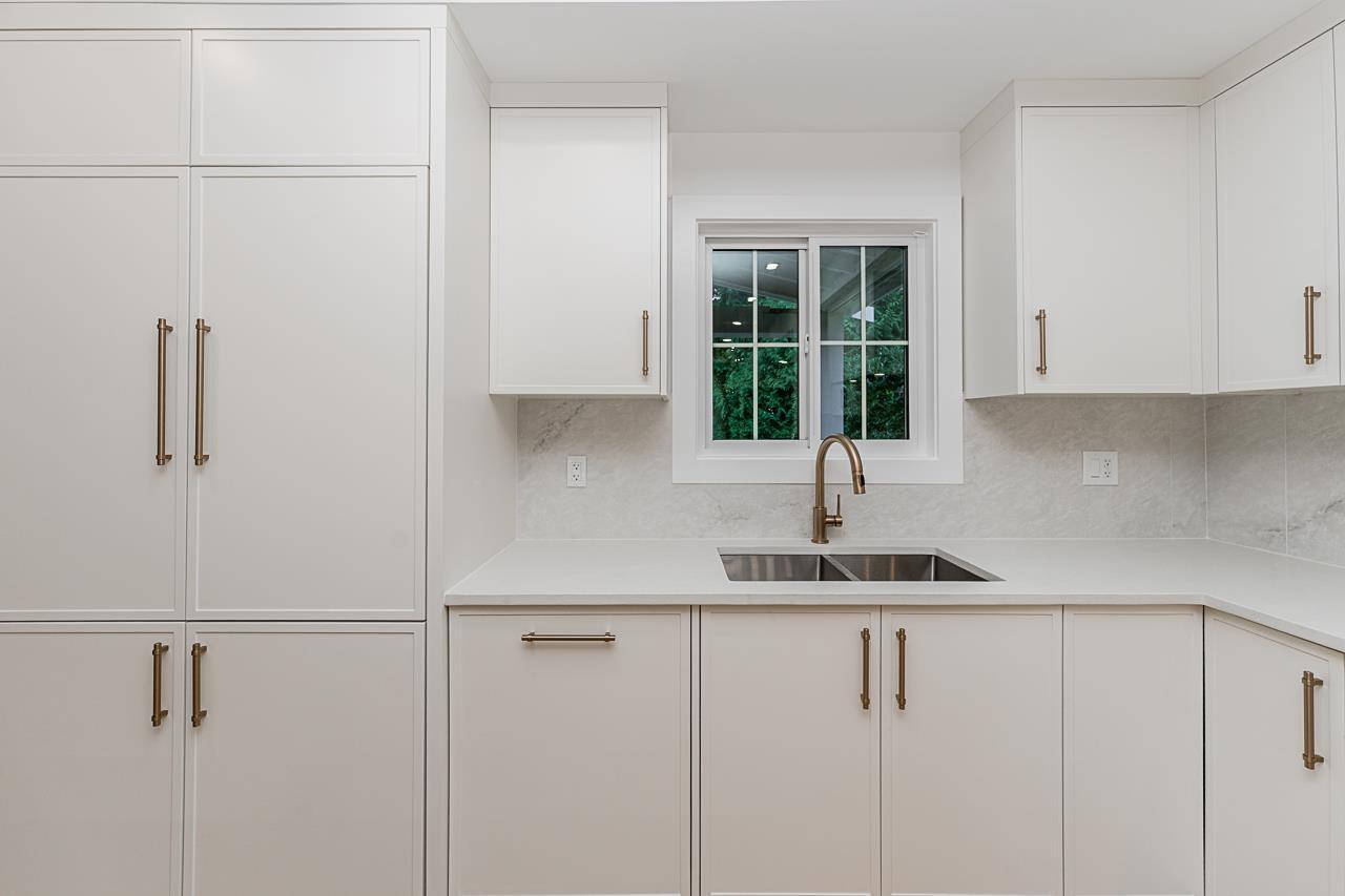 24430 56 Avenue, Langley, BC - Indoor Photo Showing Kitchen With Double Sink
