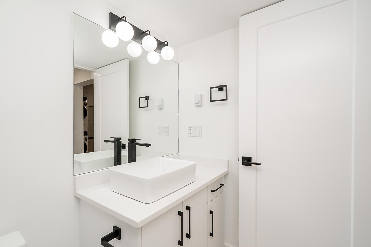 24430 56 Avenue, Langley, BC - Indoor Photo Showing Bathroom
