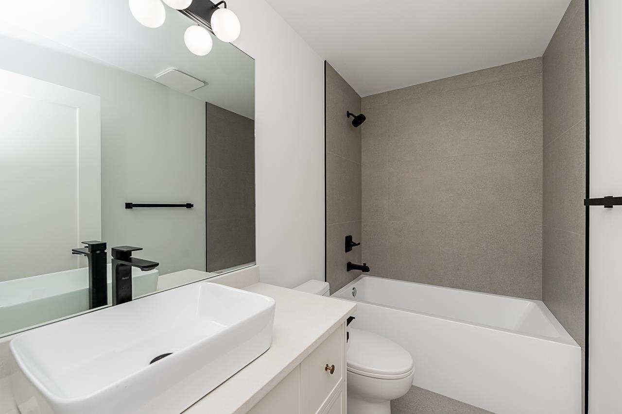 24430 56 Avenue, Langley, BC - Indoor Photo Showing Bathroom