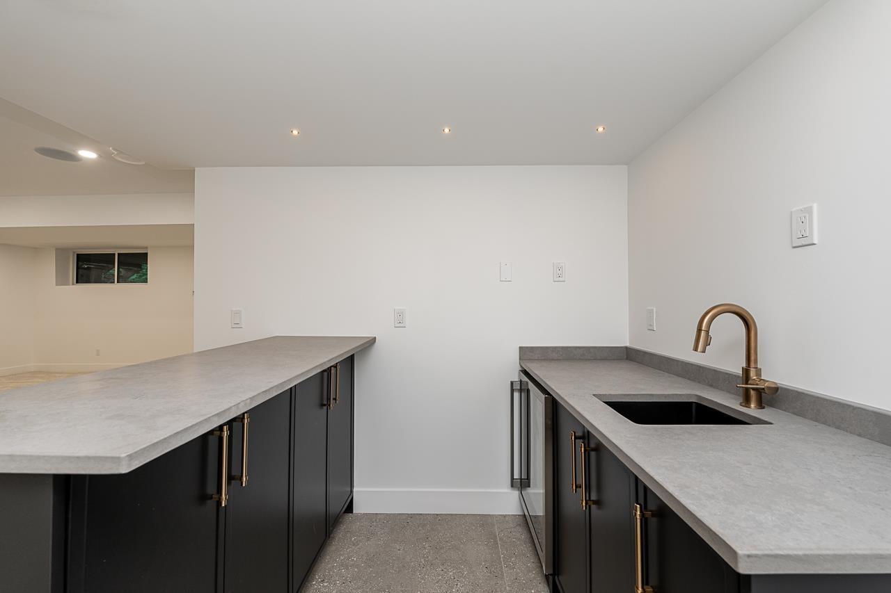 24430 56 Avenue, Langley, BC - Indoor Photo Showing Kitchen