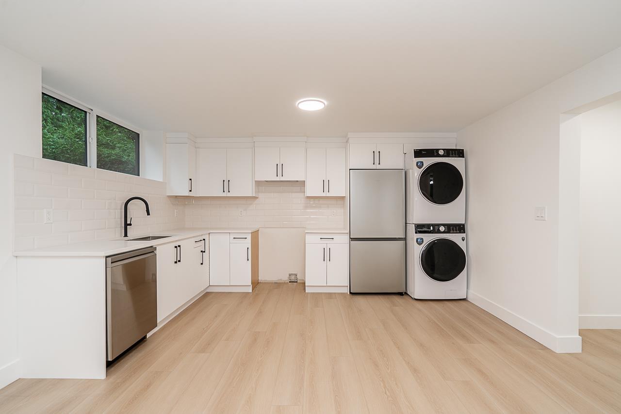 24430 56 Avenue, Langley, BC - Indoor Photo Showing Kitchen
