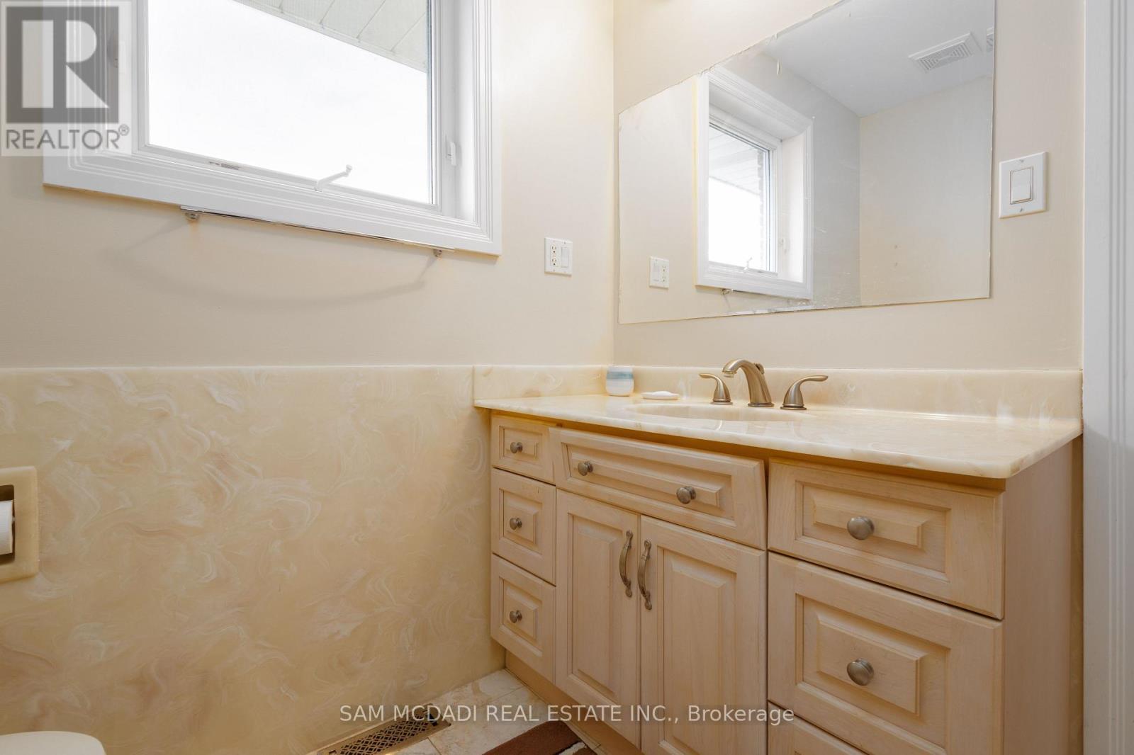 9747 Regional Road 20, Grimsby, ON - Indoor Photo Showing Bathroom