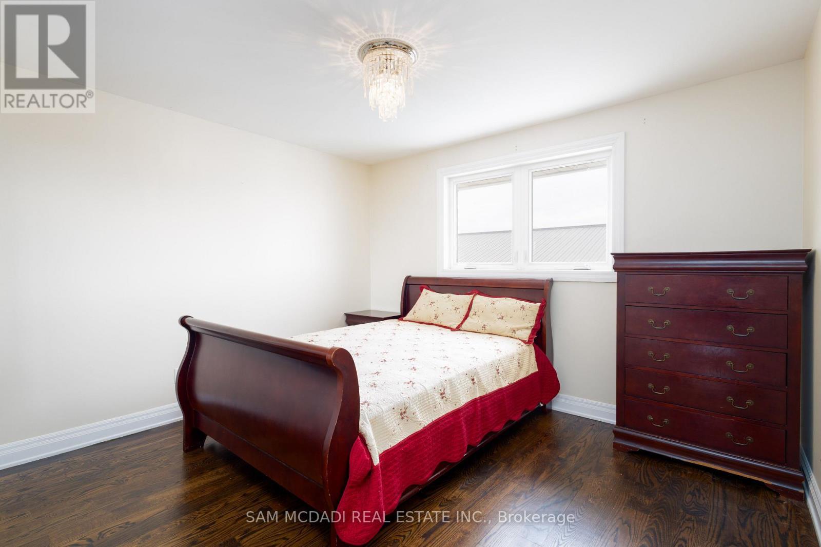 9747 Regional Road 20, Grimsby, ON - Indoor Photo Showing Bedroom