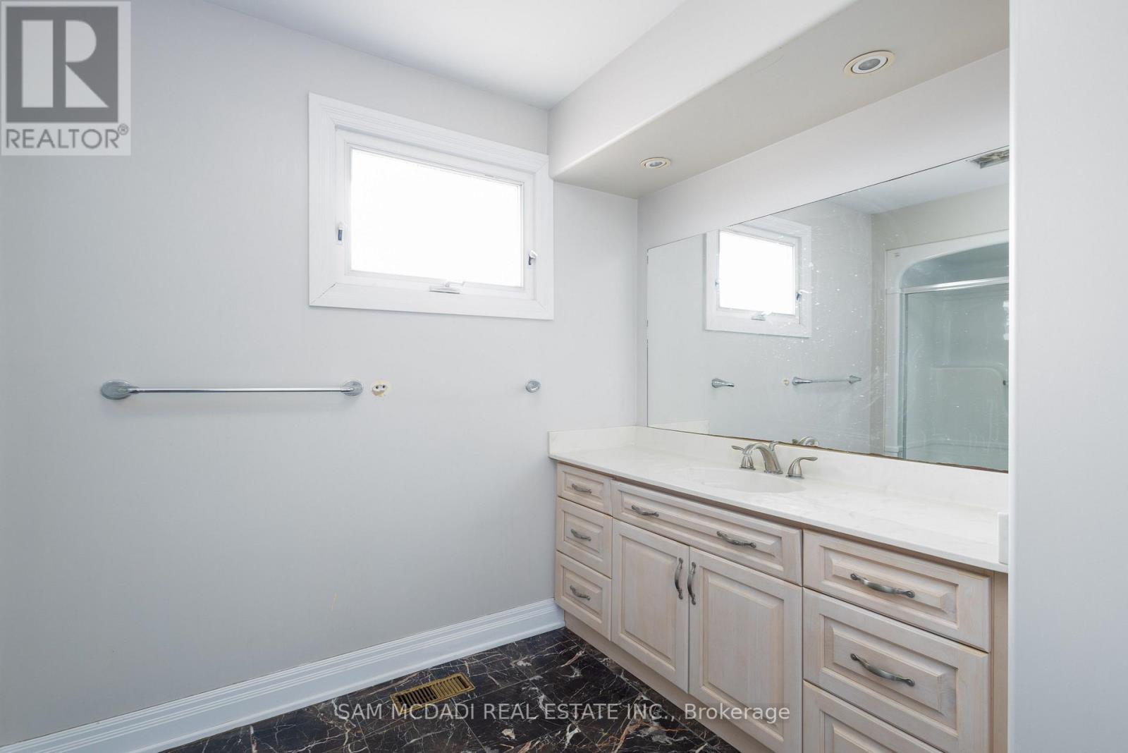 9747 Regional Road 20, Grimsby, ON - Indoor Photo Showing Bathroom