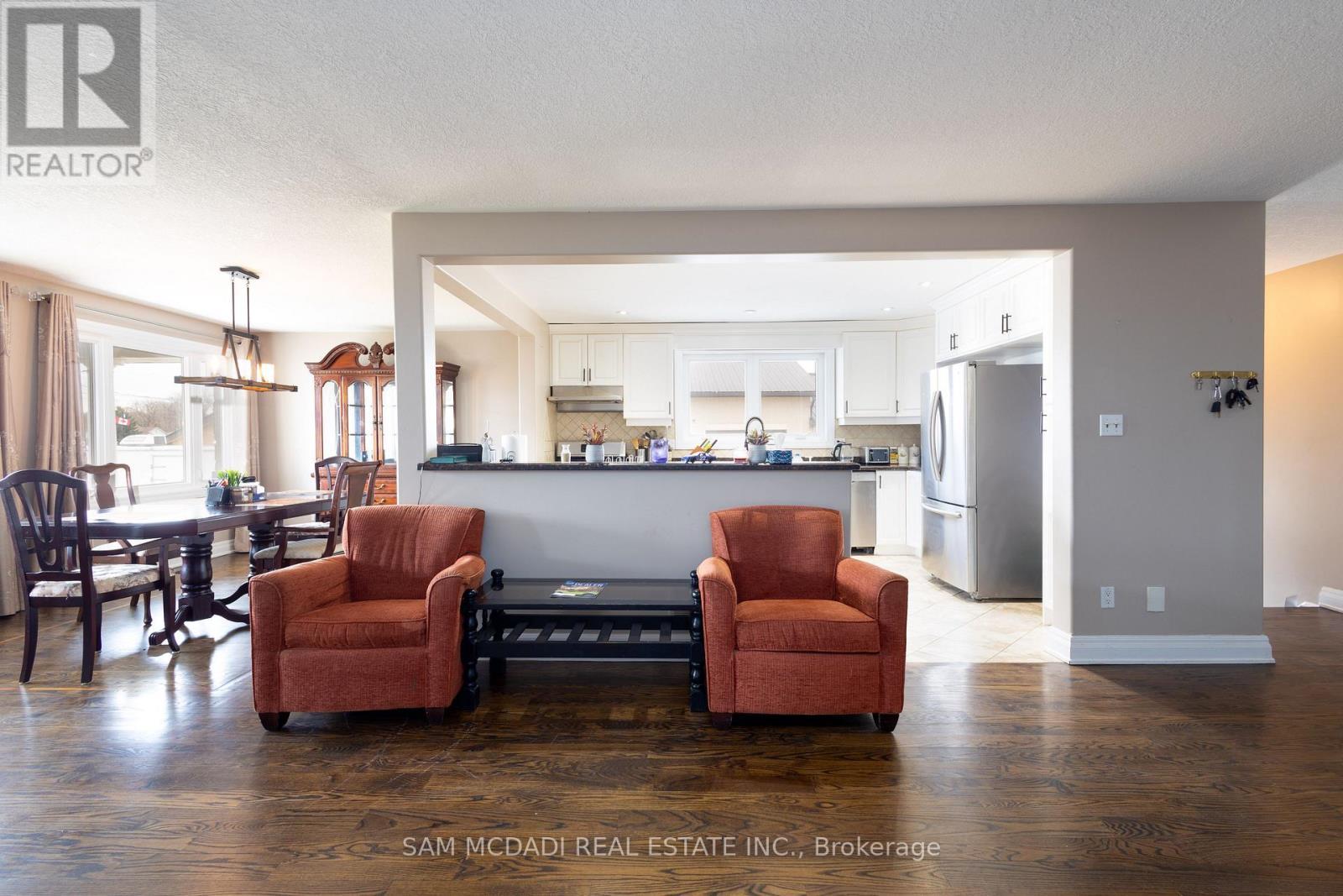 9747 Regional Road 20, Grimsby, ON - Indoor Photo Showing Living Room