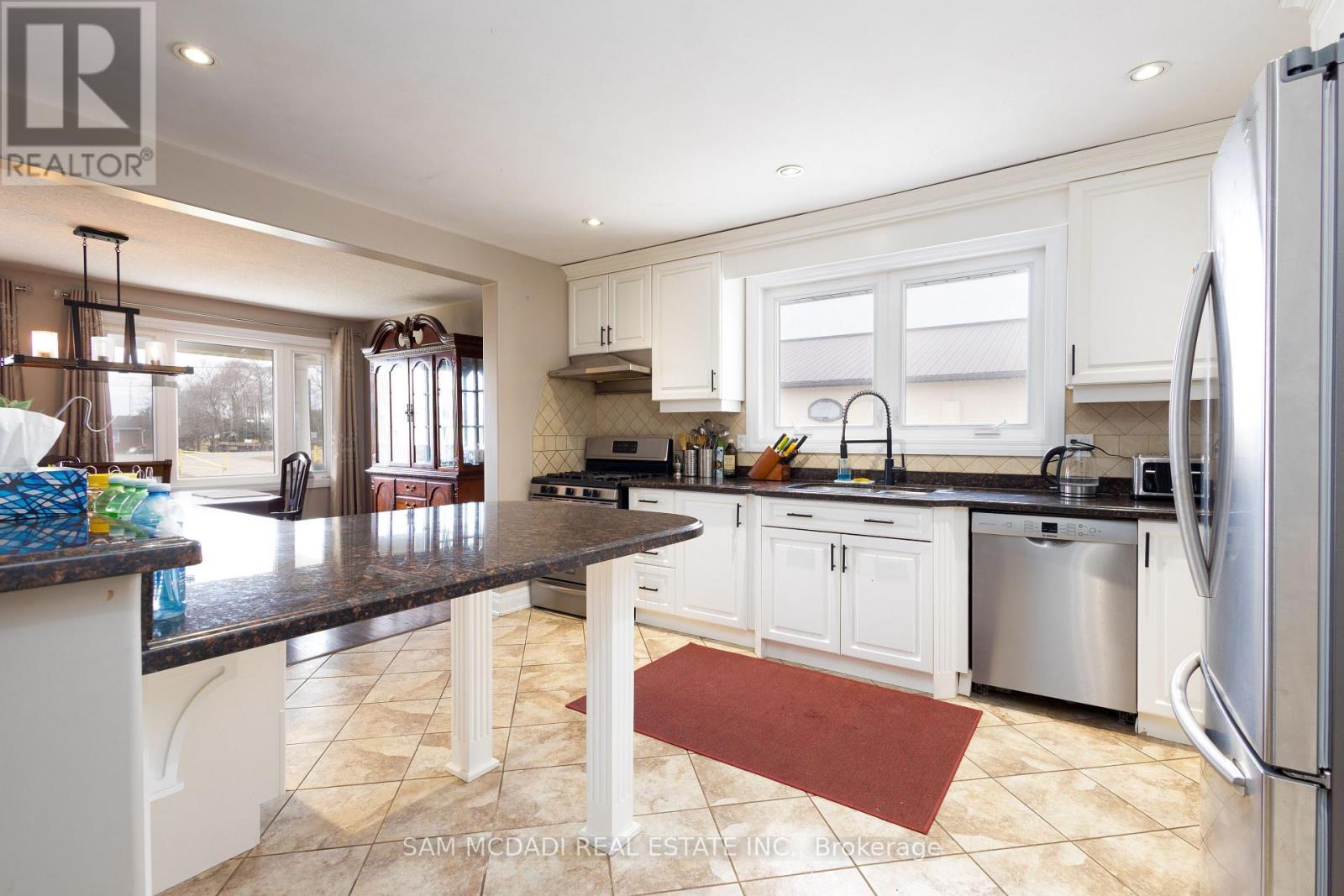9747 Regional Road 20, Grimsby, ON - Indoor Photo Showing Kitchen
