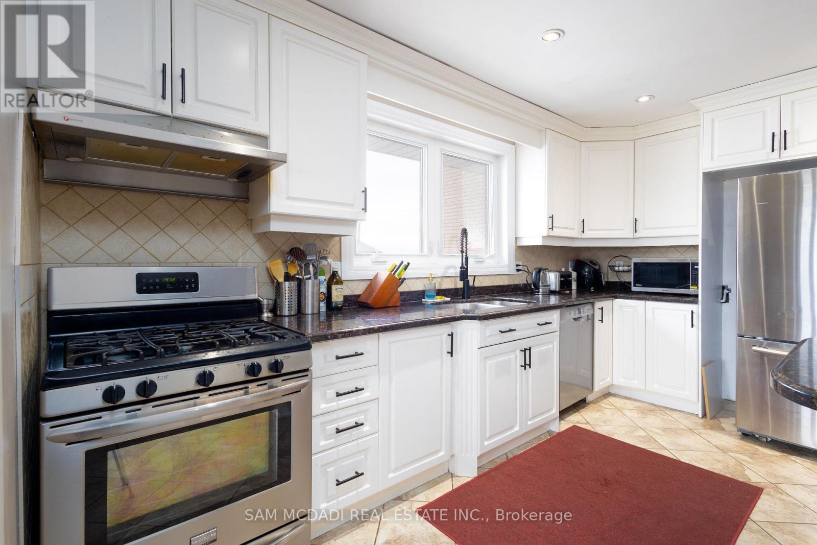 9747 Regional Road 20, Grimsby, ON - Indoor Photo Showing Kitchen
