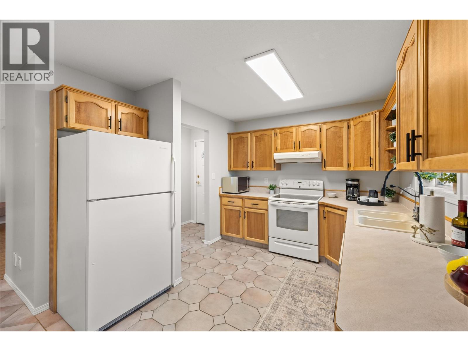 3096 South Main Street Unit# 23, Penticton, BC - Indoor Photo Showing Kitchen