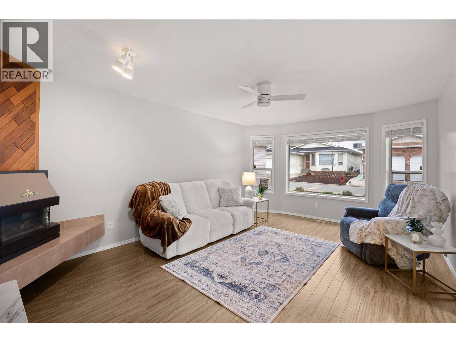 3096 South Main Street Unit# 23, Penticton, BC - Indoor Photo Showing Living Room With Fireplace