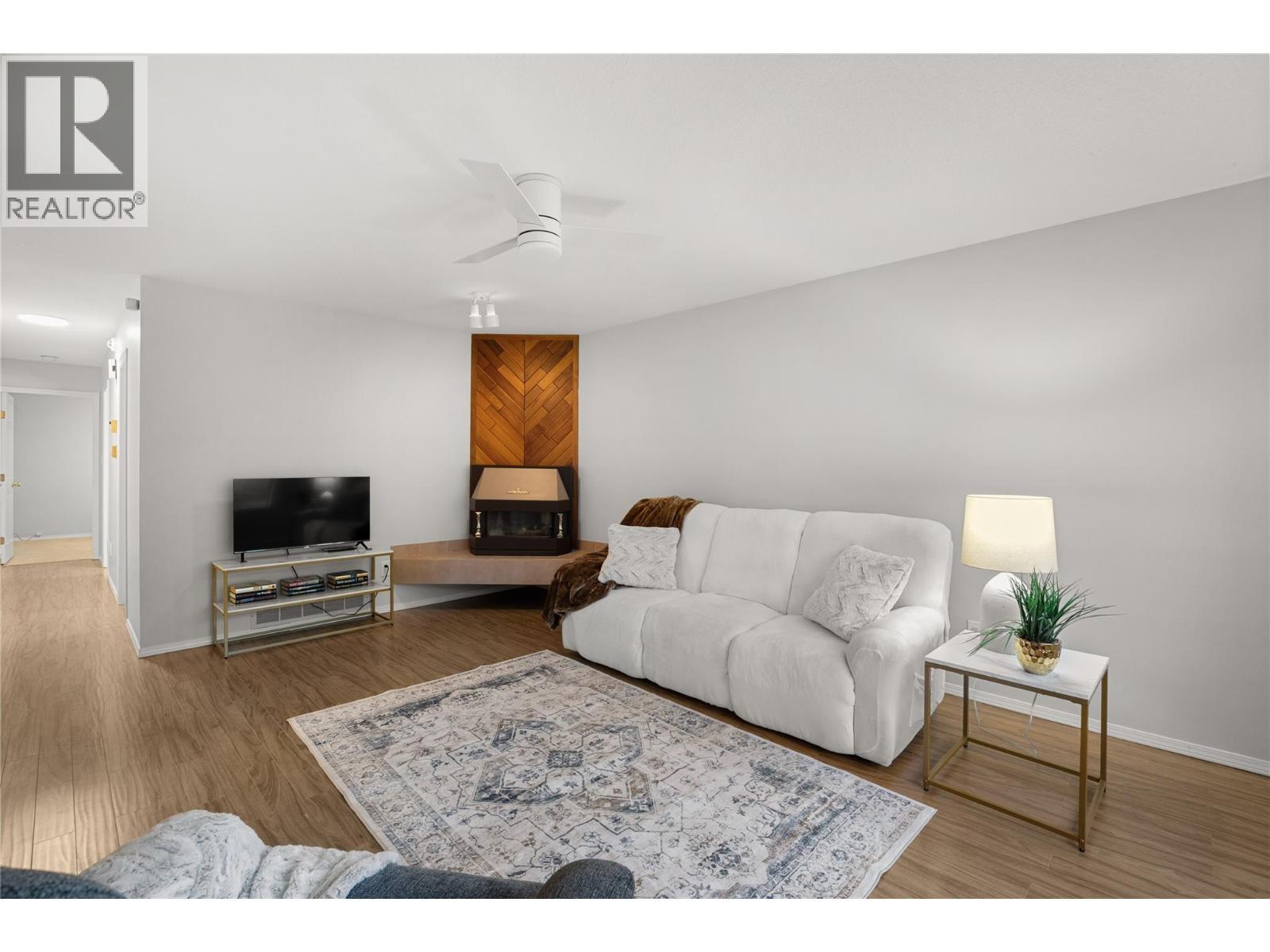 3096 South Main Street Unit# 23, Penticton, BC - Indoor Photo Showing Living Room