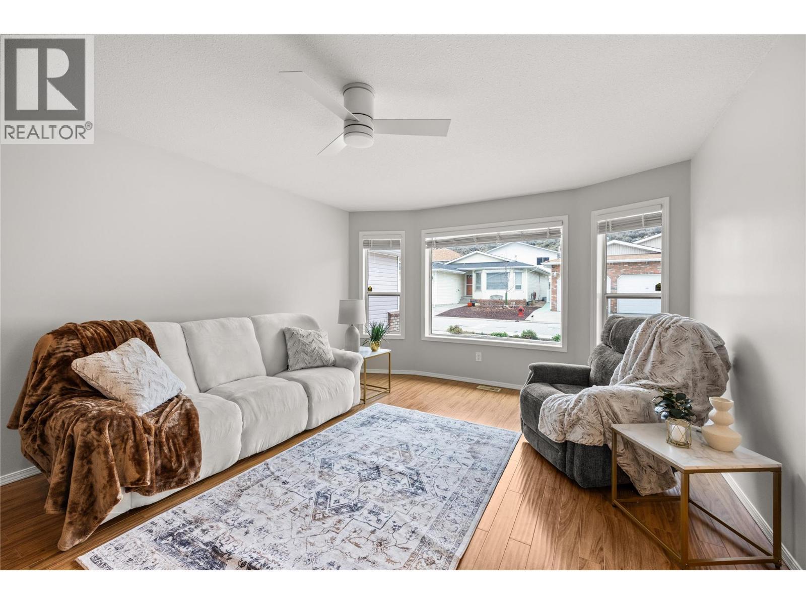 3096 South Main Street Unit# 23, Penticton, BC - Indoor Photo Showing Living Room