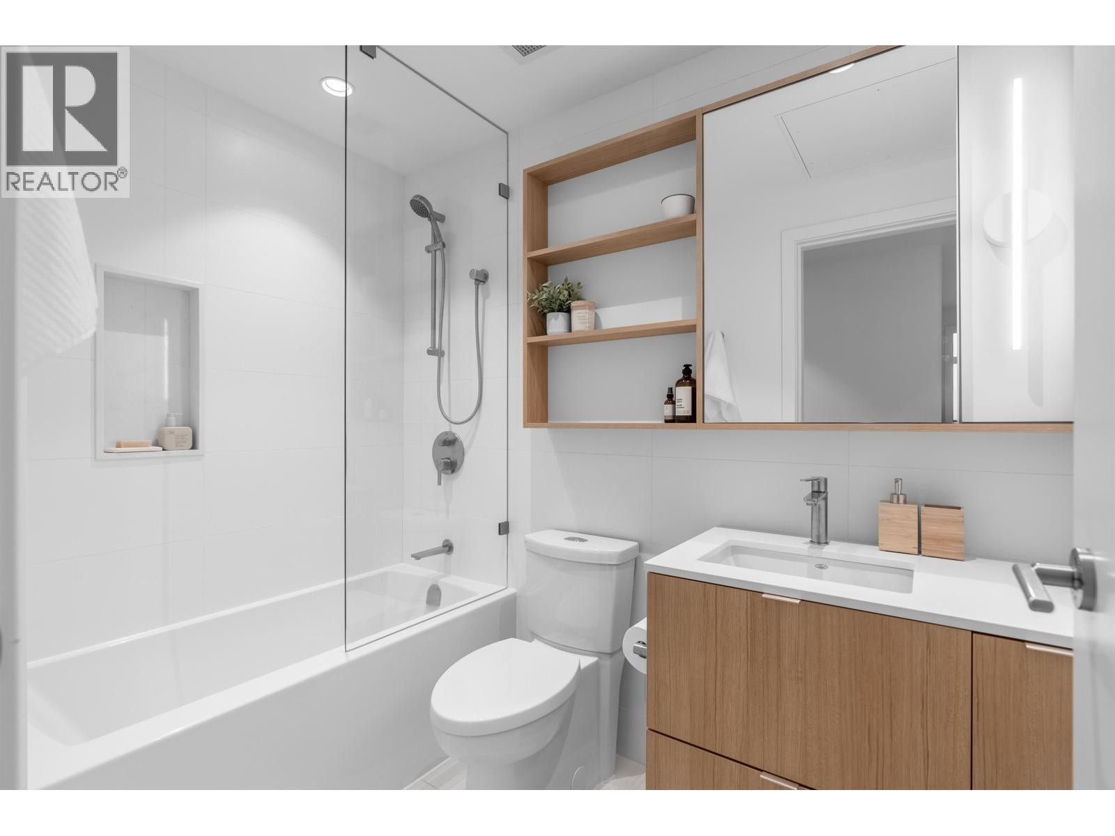 2307 505 Nelson Street, Coquitlam, BC - Indoor Photo Showing Bathroom