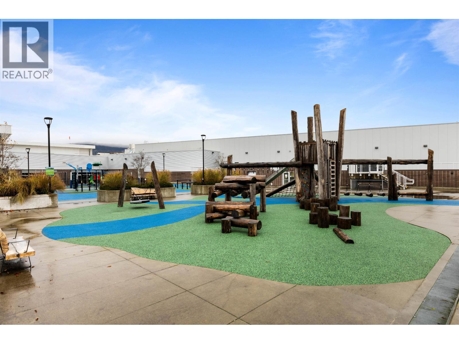 2404 2180 Kelly Avenue, Port Coquitlam, BC - Outdoor With Backyard