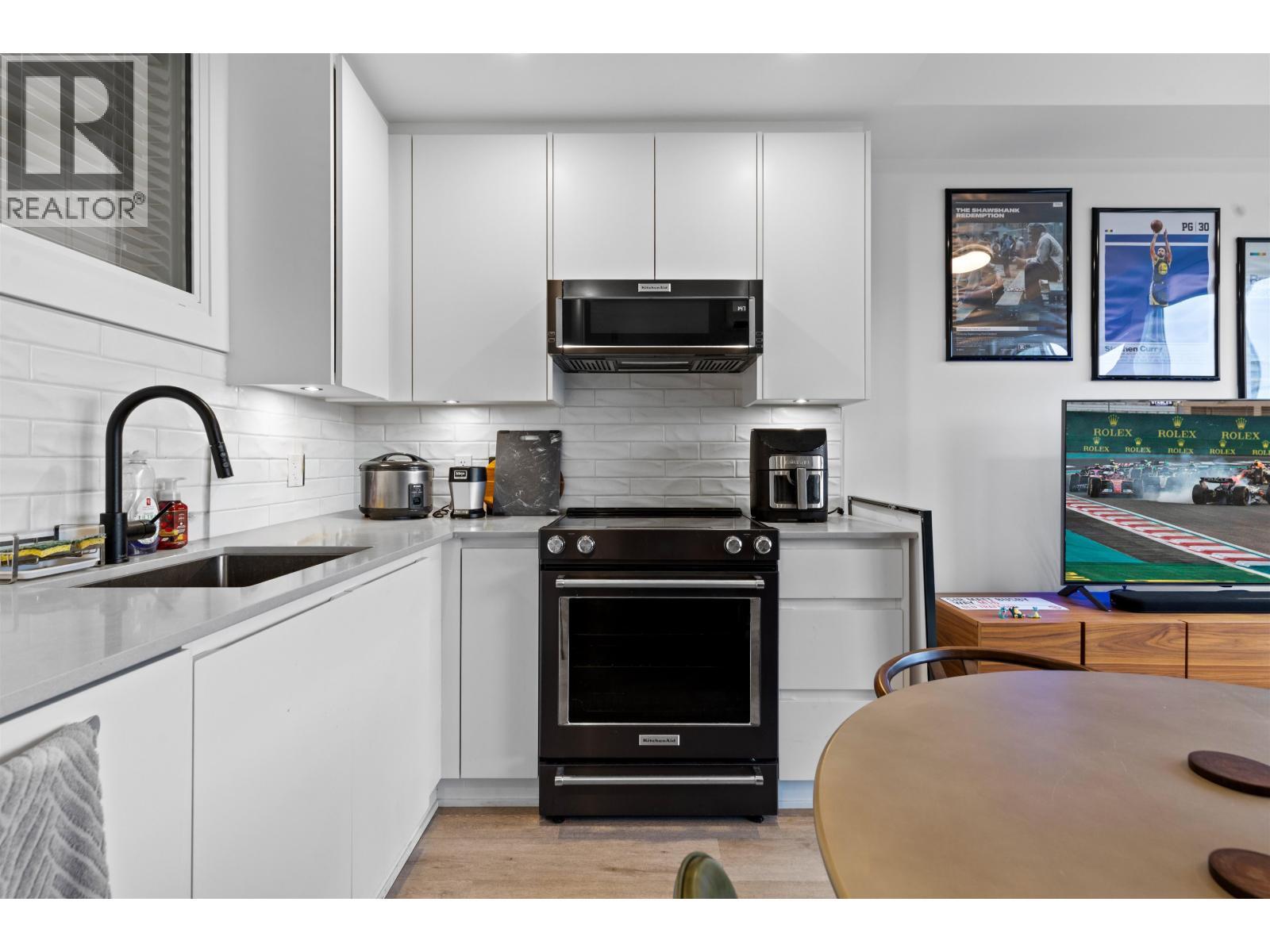 2404 2180 Kelly Avenue, Port Coquitlam, BC - Indoor Photo Showing Kitchen With Upgraded Kitchen