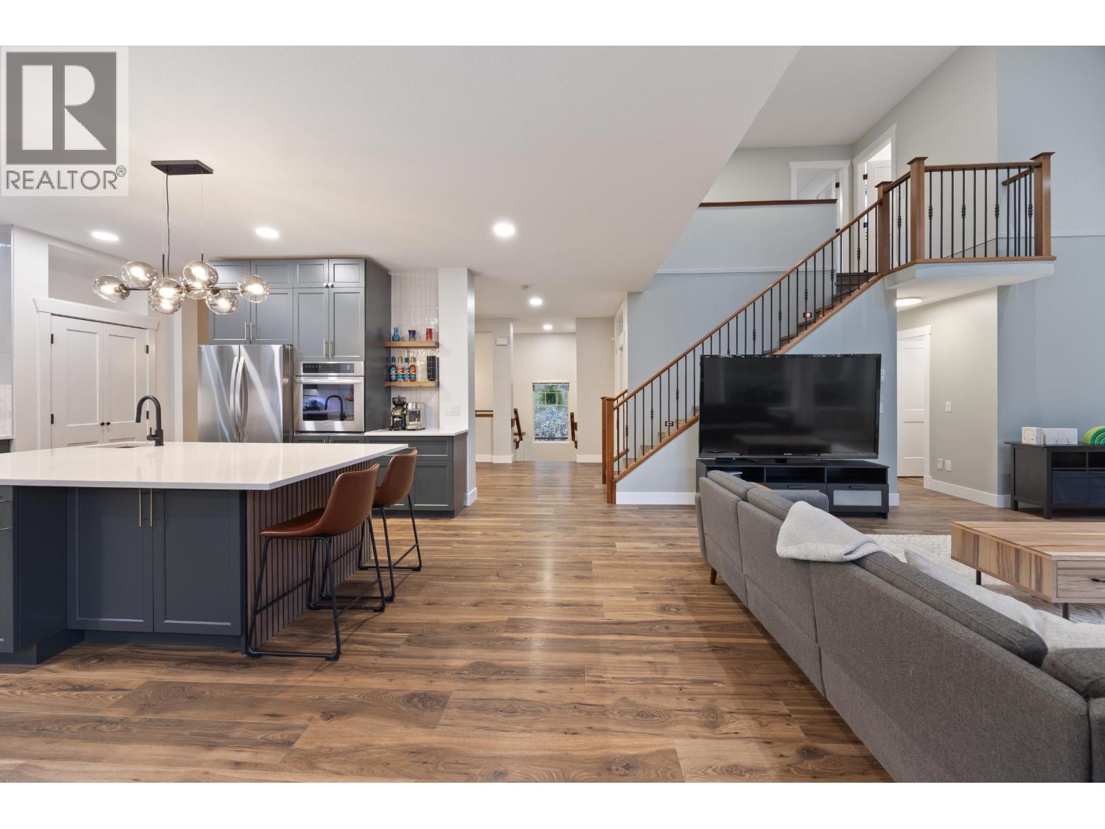 24440 Mcclure Drive, Maple Ridge, BC - Indoor Photo Showing Living Room