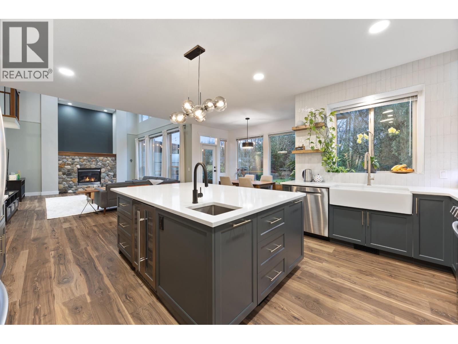 24440 Mcclure Drive, Maple Ridge, BC - Indoor Photo Showing Kitchen With Fireplace With Upgraded Kitchen
