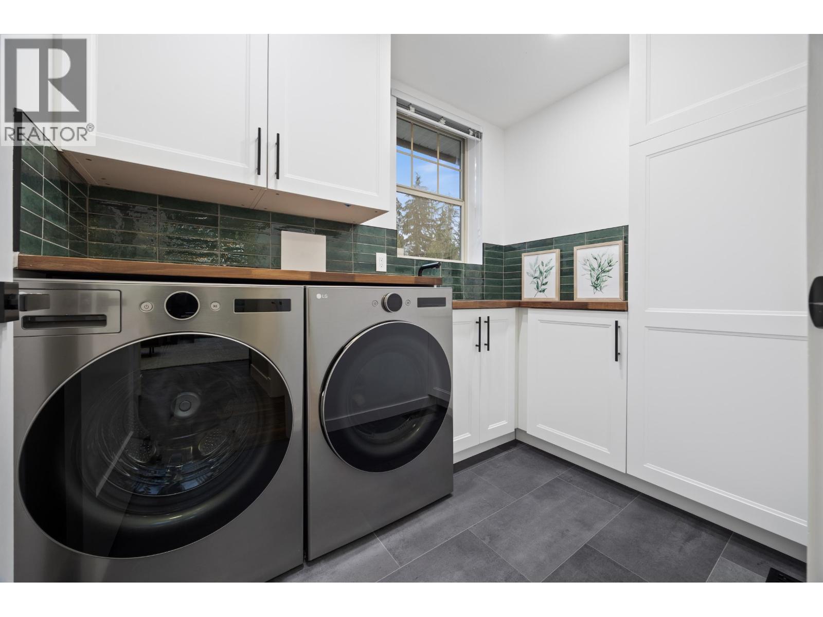 24440 Mcclure Drive, Maple Ridge, BC - Indoor Photo Showing Laundry Room