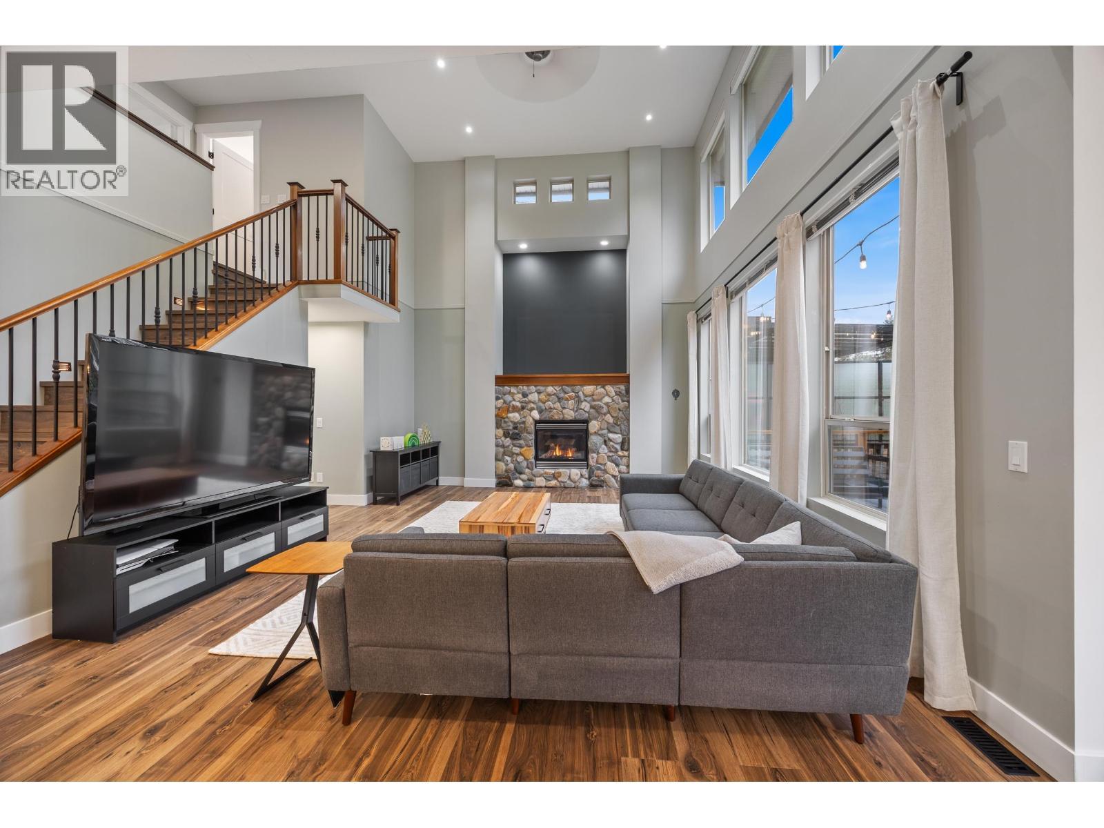 24440 Mcclure Drive, Maple Ridge, BC - Indoor Photo Showing Living Room With Fireplace