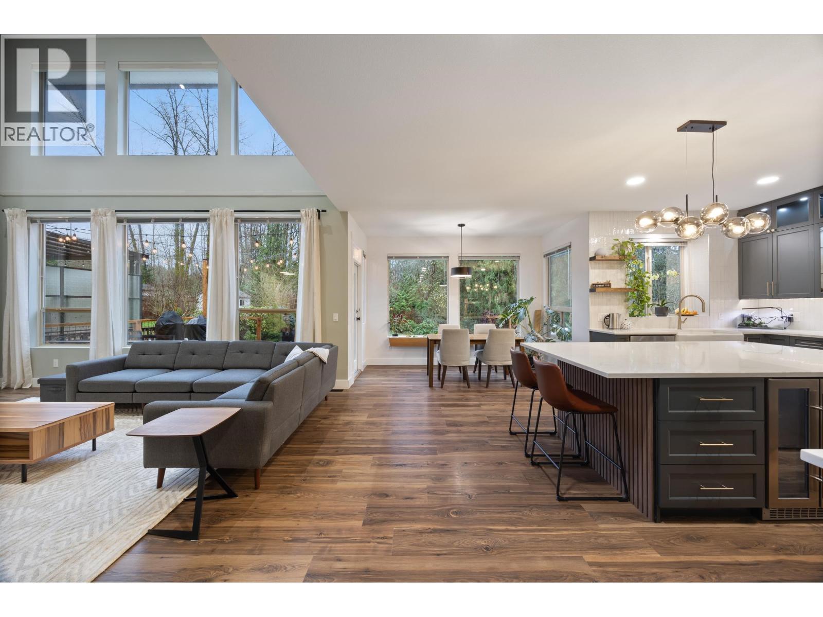 24440 Mcclure Drive, Maple Ridge, BC - Indoor Photo Showing Living Room
