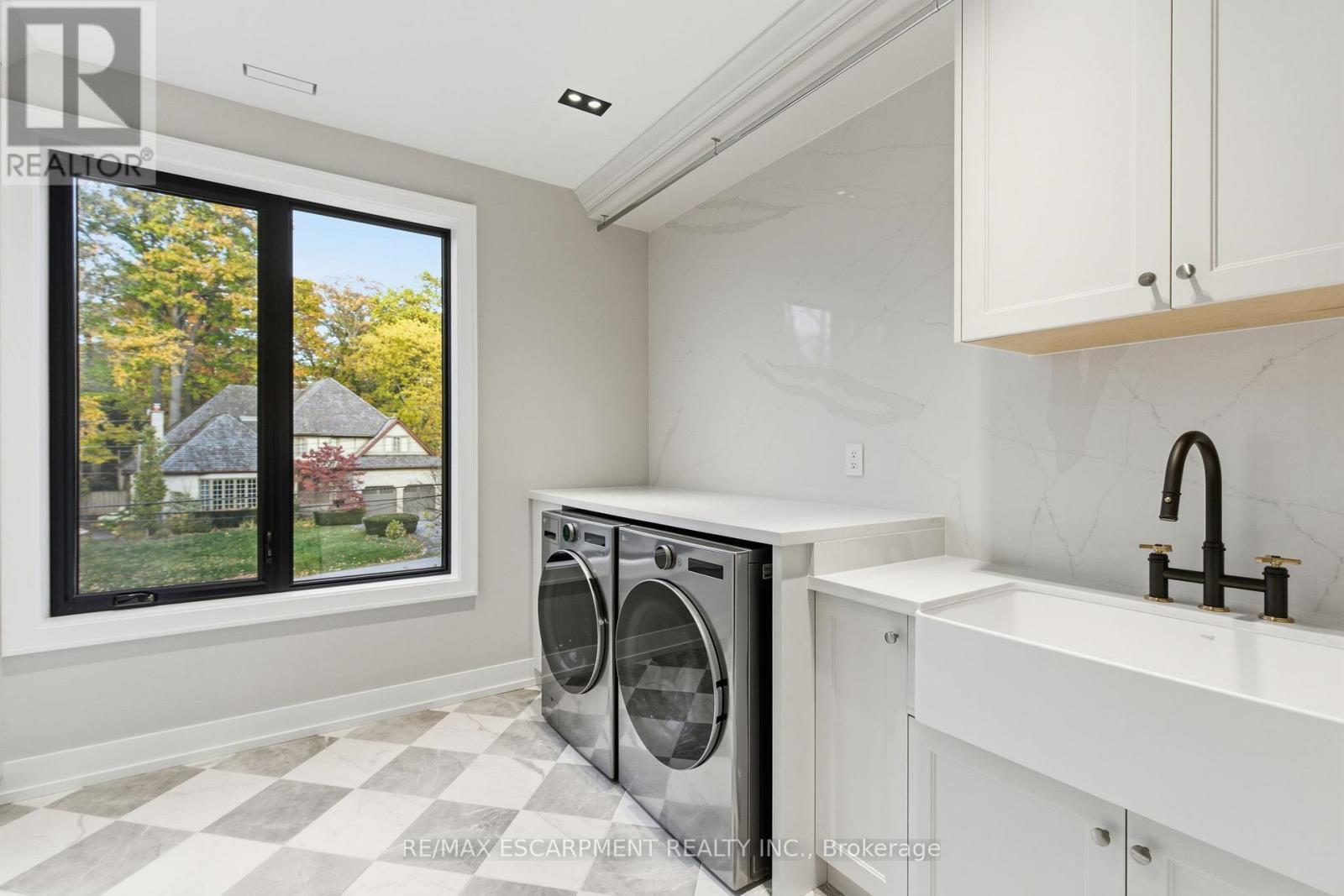 1380 Birchwood Heights Drive, Mississauga, ON - Indoor Photo Showing Laundry Room