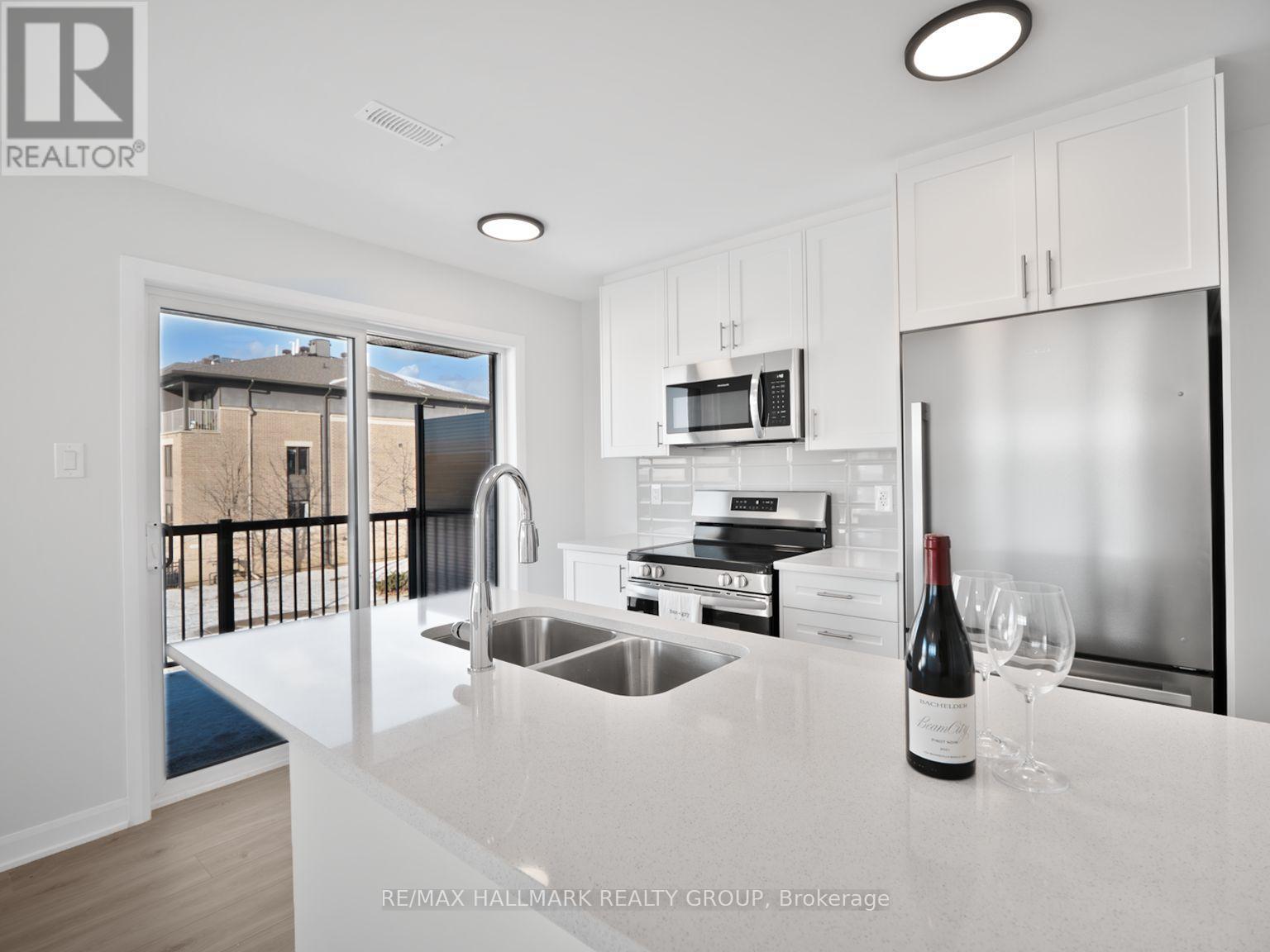 18 - 401 Glenroy Gilbert Drive, Ottawa, ON - Indoor Photo Showing Kitchen With Stainless Steel Kitchen With Double Sink With Upgraded Kitchen