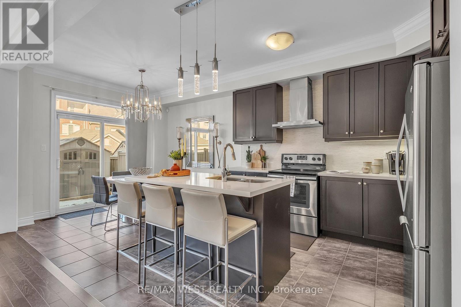 353 Moody Drive, Vaughan, ON - Indoor Photo Showing Kitchen With Upgraded Kitchen
