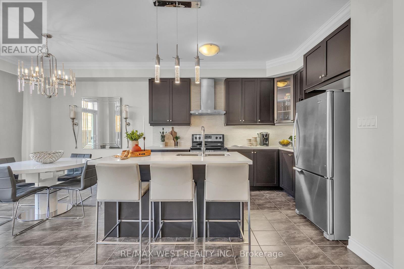 353 Moody Drive, Vaughan, ON - Indoor Photo Showing Kitchen With Upgraded Kitchen