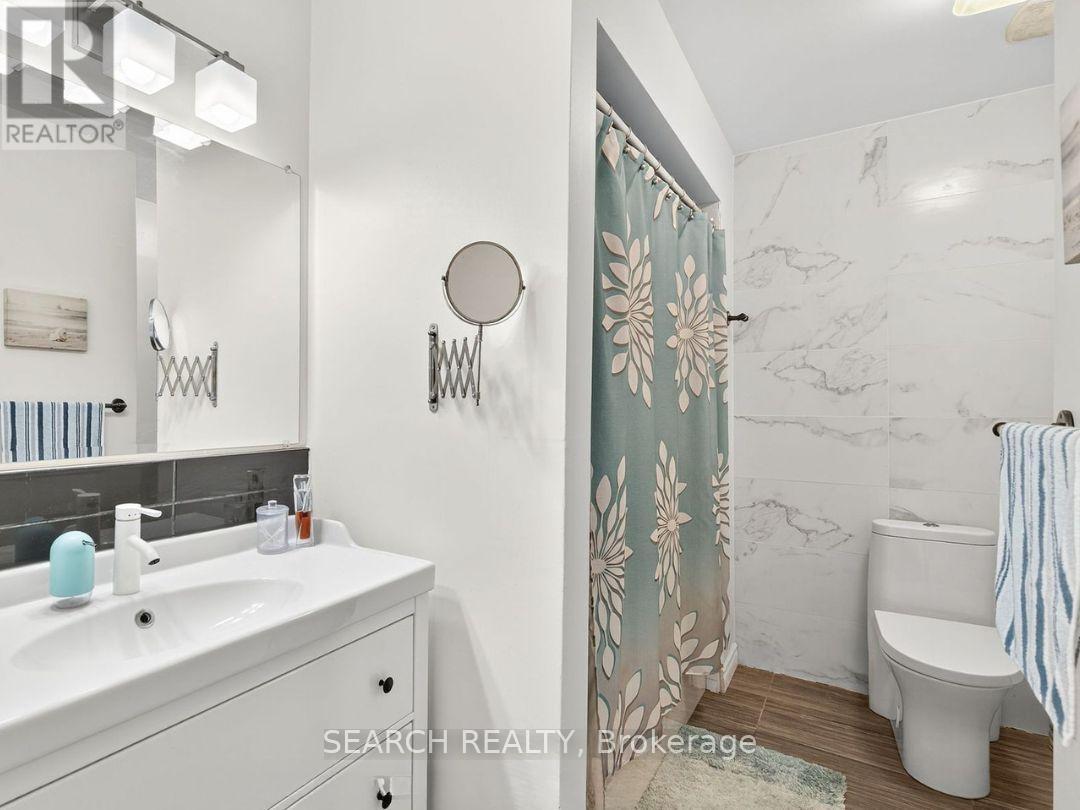 Upper - 27 Hickorynut Drive, Toronto, ON - Indoor Photo Showing Bathroom