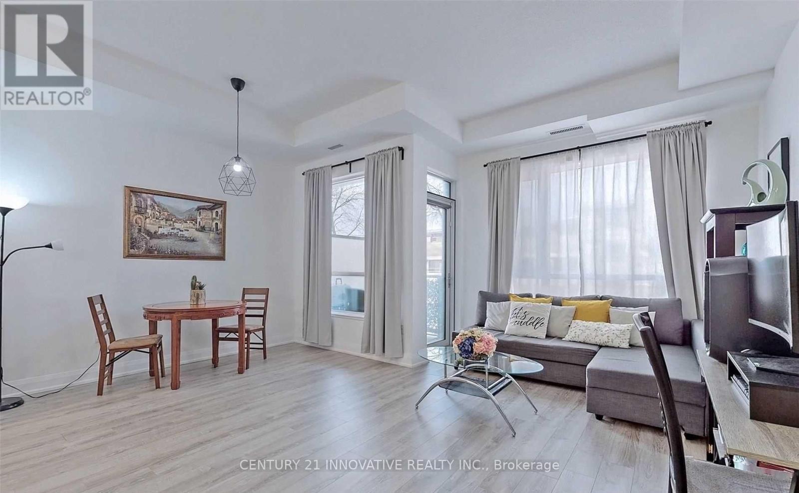 227 - 2800 Keele Street, Toronto, ON - Indoor Photo Showing Living Room