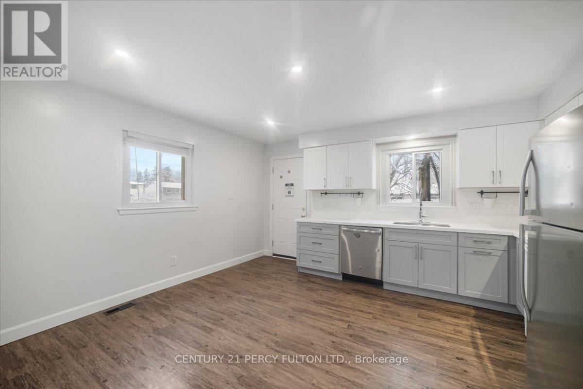 279 Vancouver Crescent, Oshawa, ON - Indoor Photo Showing Kitchen