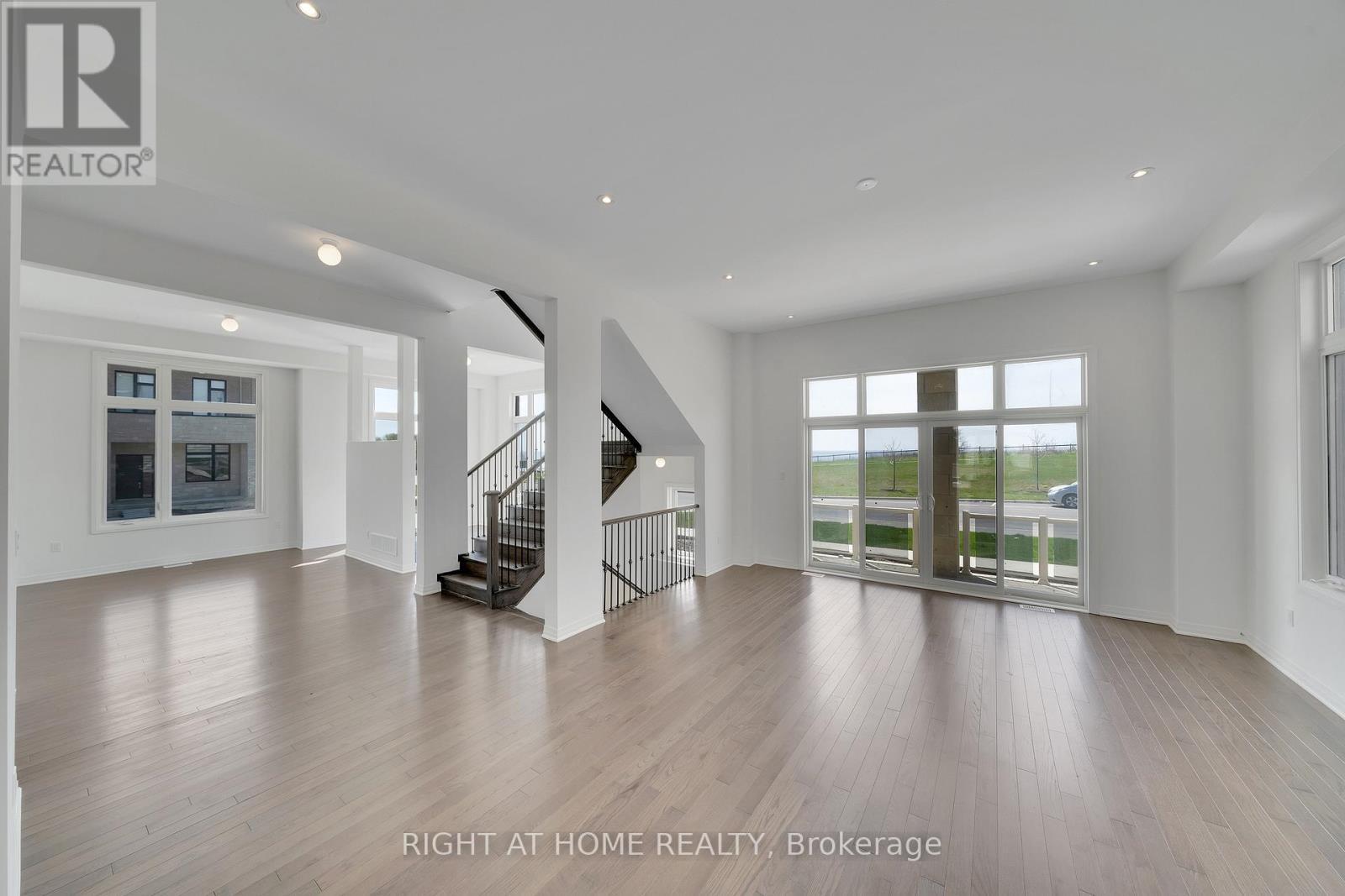2 Yacht Drive, Clarington, ON - Indoor Photo Showing Living Room