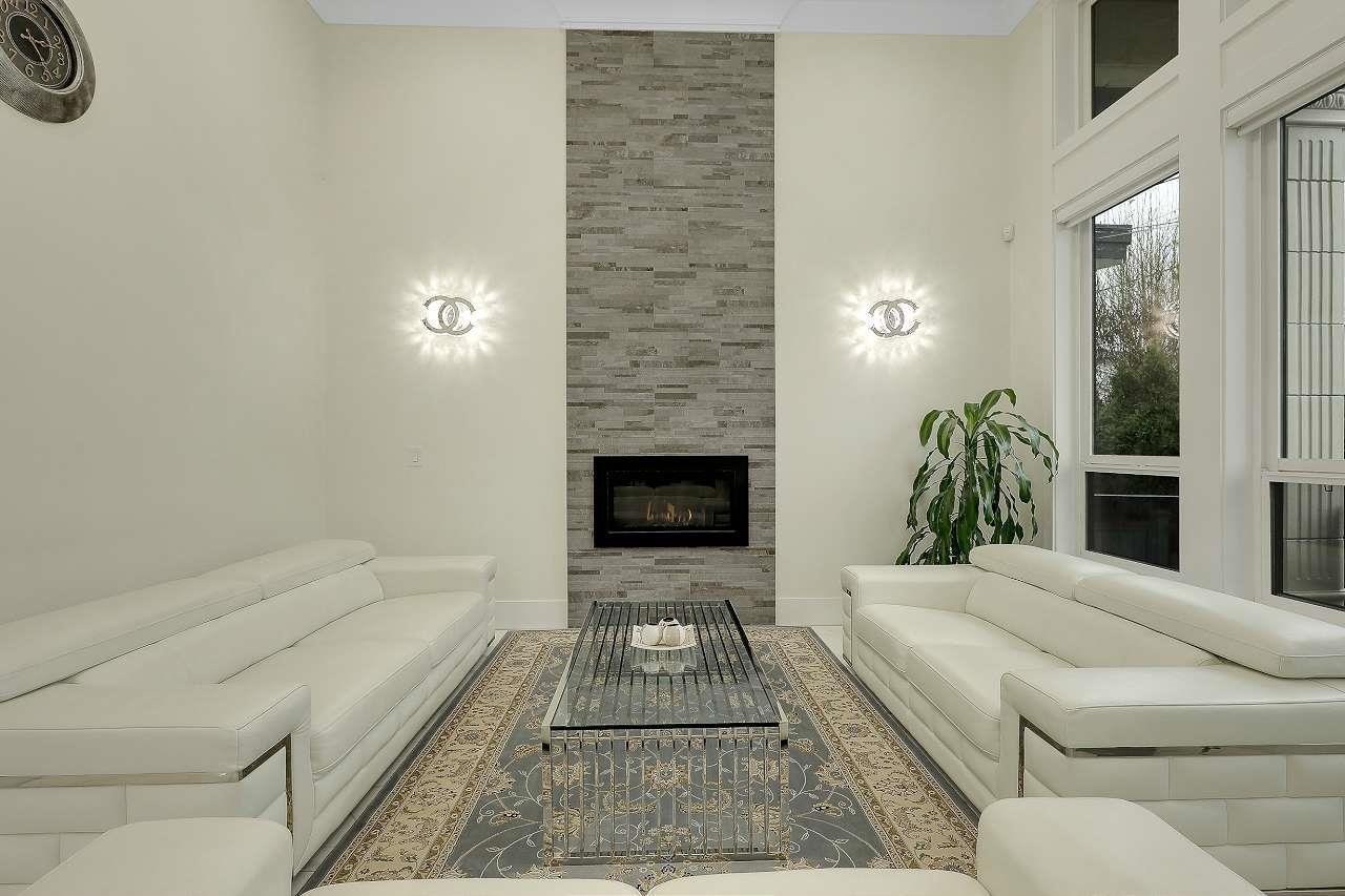 2960 Royal Street, Abbotsford, BC - Indoor Photo Showing Living Room With Fireplace
