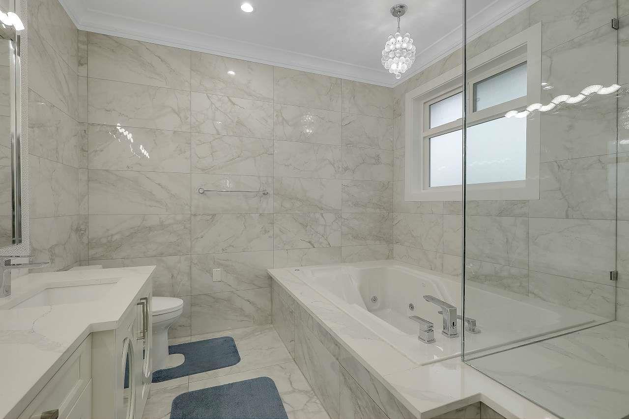 2960 Royal Street, Abbotsford, BC - Indoor Photo Showing Bathroom