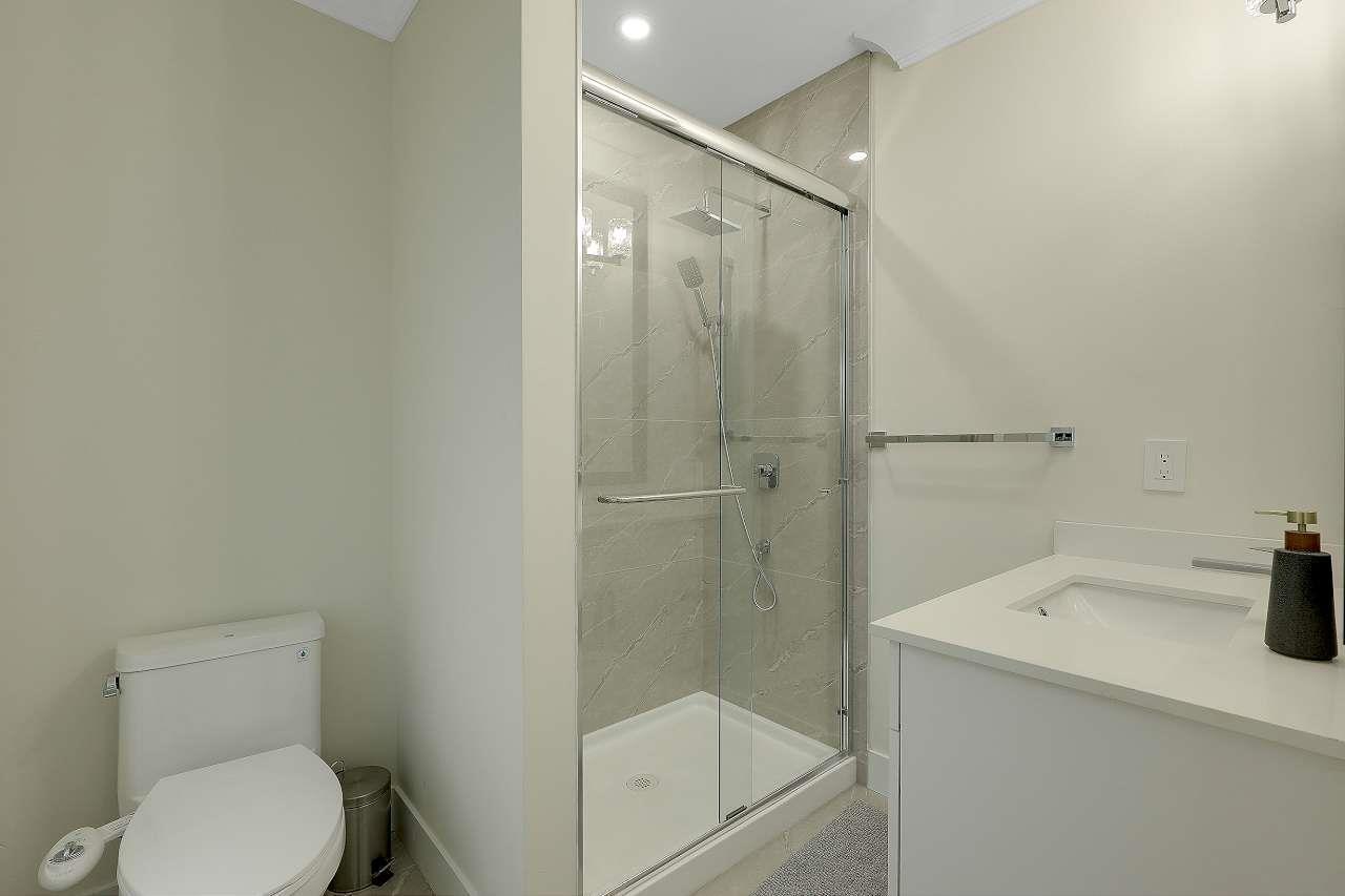 2960 Royal Street, Abbotsford, BC - Indoor Photo Showing Bathroom