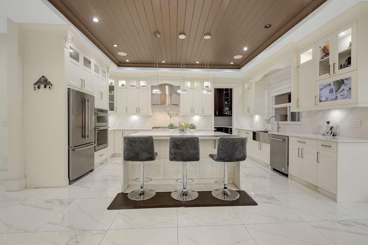 2960 Royal Street, Abbotsford, BC - Indoor Photo Showing Kitchen With Upgraded Kitchen