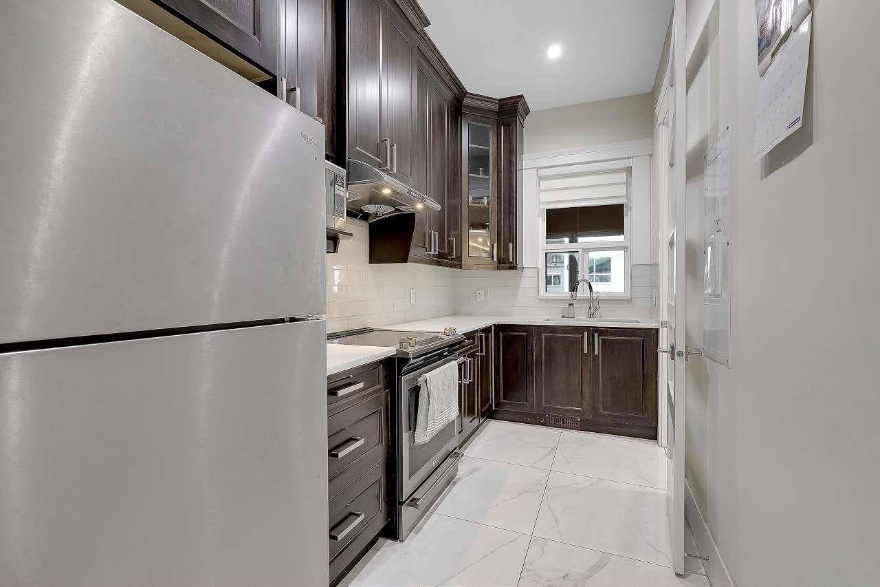 2960 Royal Street, Abbotsford, BC - Indoor Photo Showing Kitchen With Upgraded Kitchen