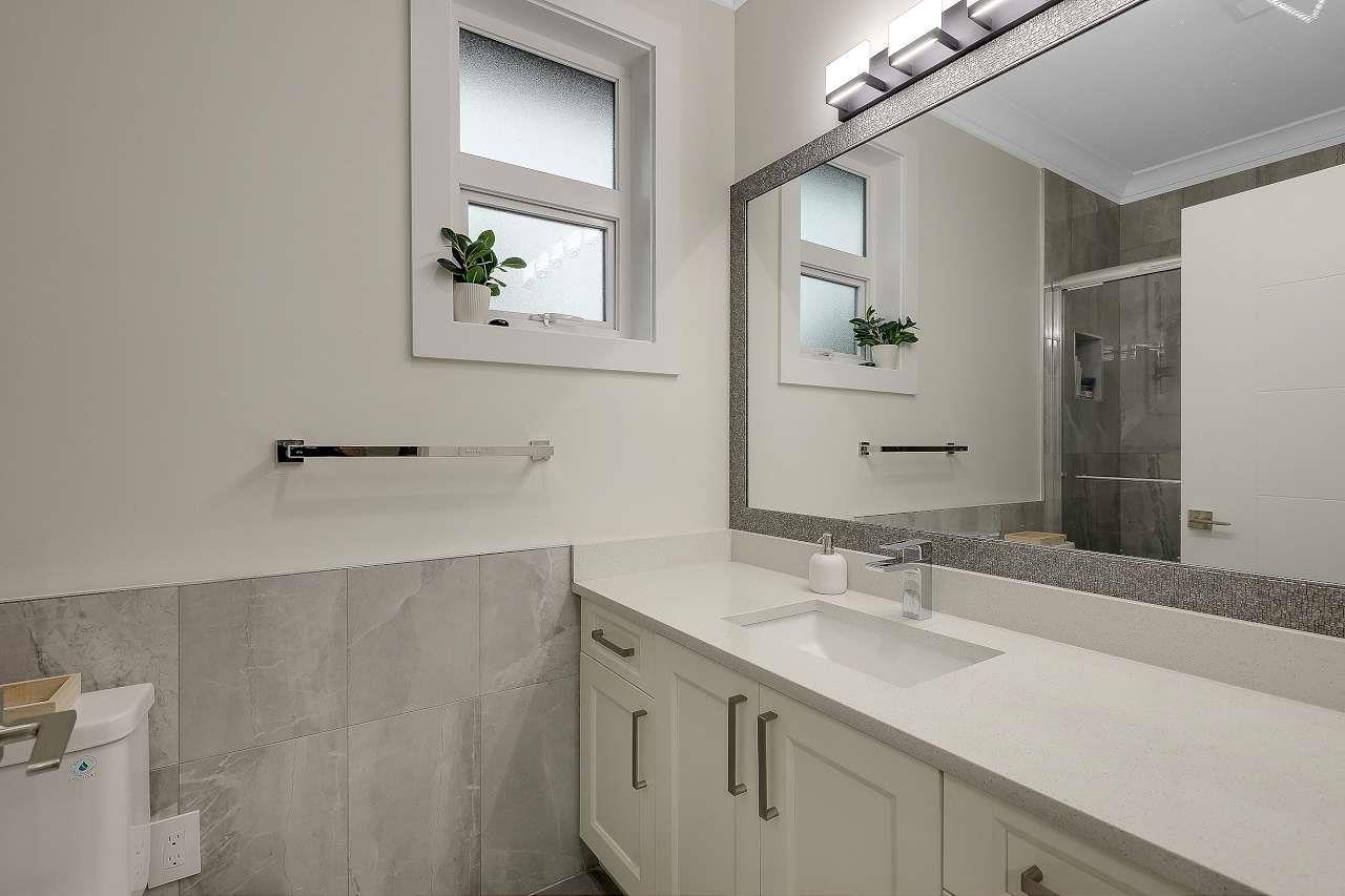 2960 Royal Street, Abbotsford, BC - Indoor Photo Showing Bathroom