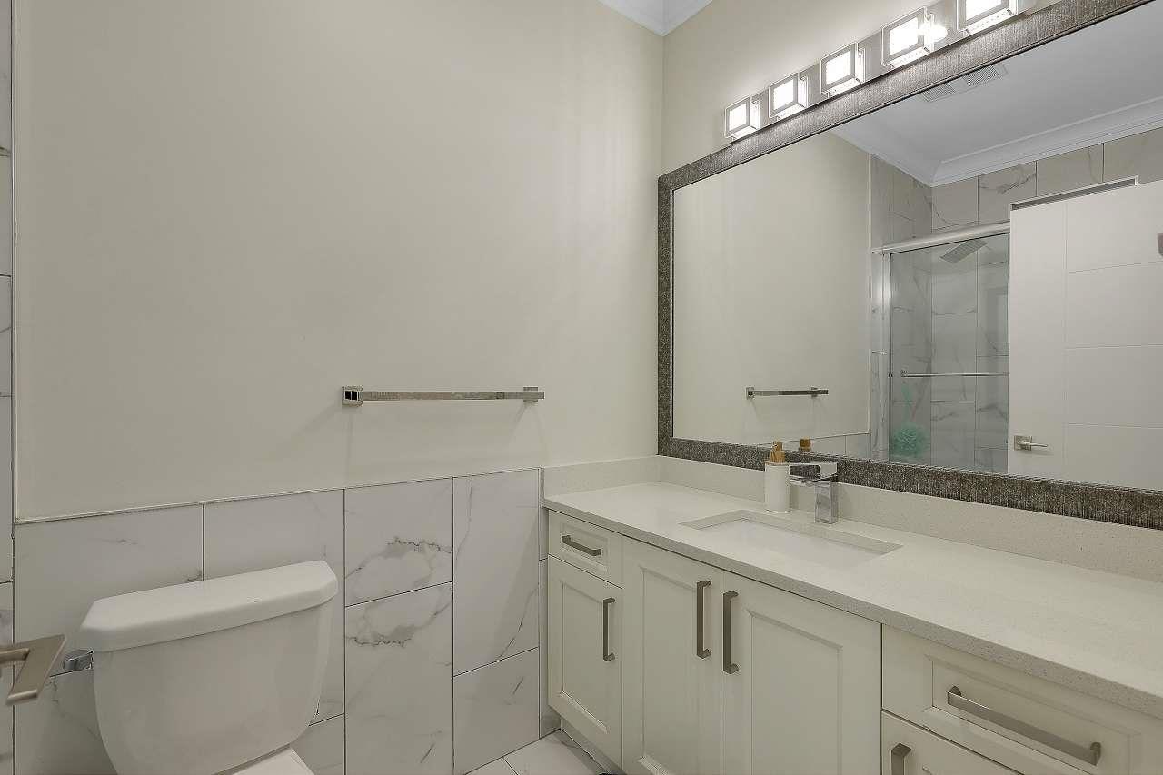 2960 Royal Street, Abbotsford, BC - Indoor Photo Showing Bathroom
