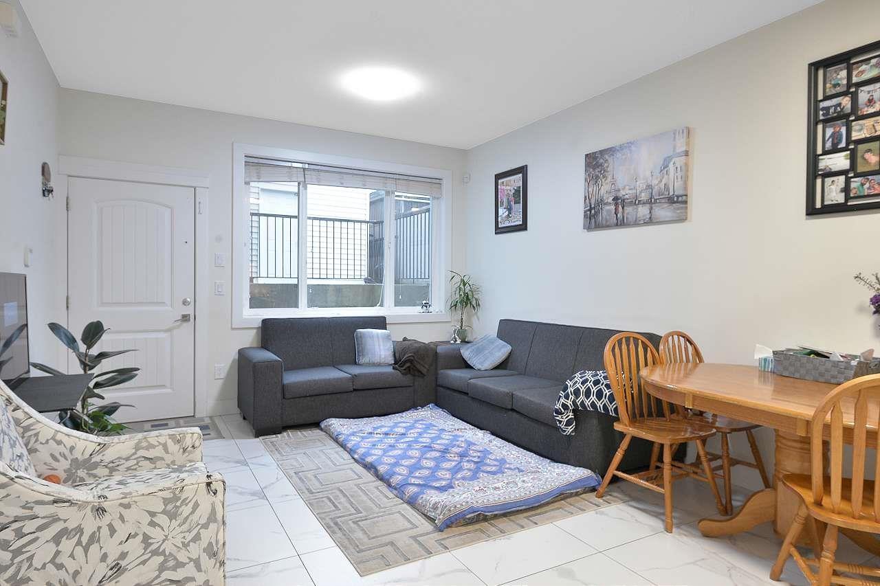 2960 Royal Street, Abbotsford, BC - Indoor Photo Showing Living Room