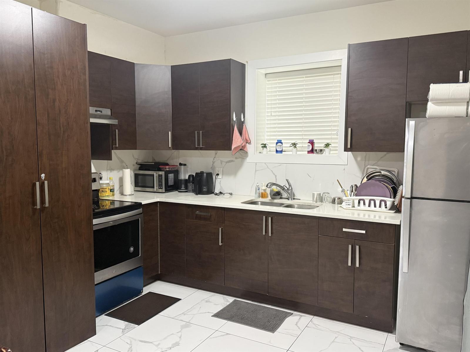 2960 Royal Street, Abbotsford, BC - Indoor Photo Showing Kitchen With Double Sink