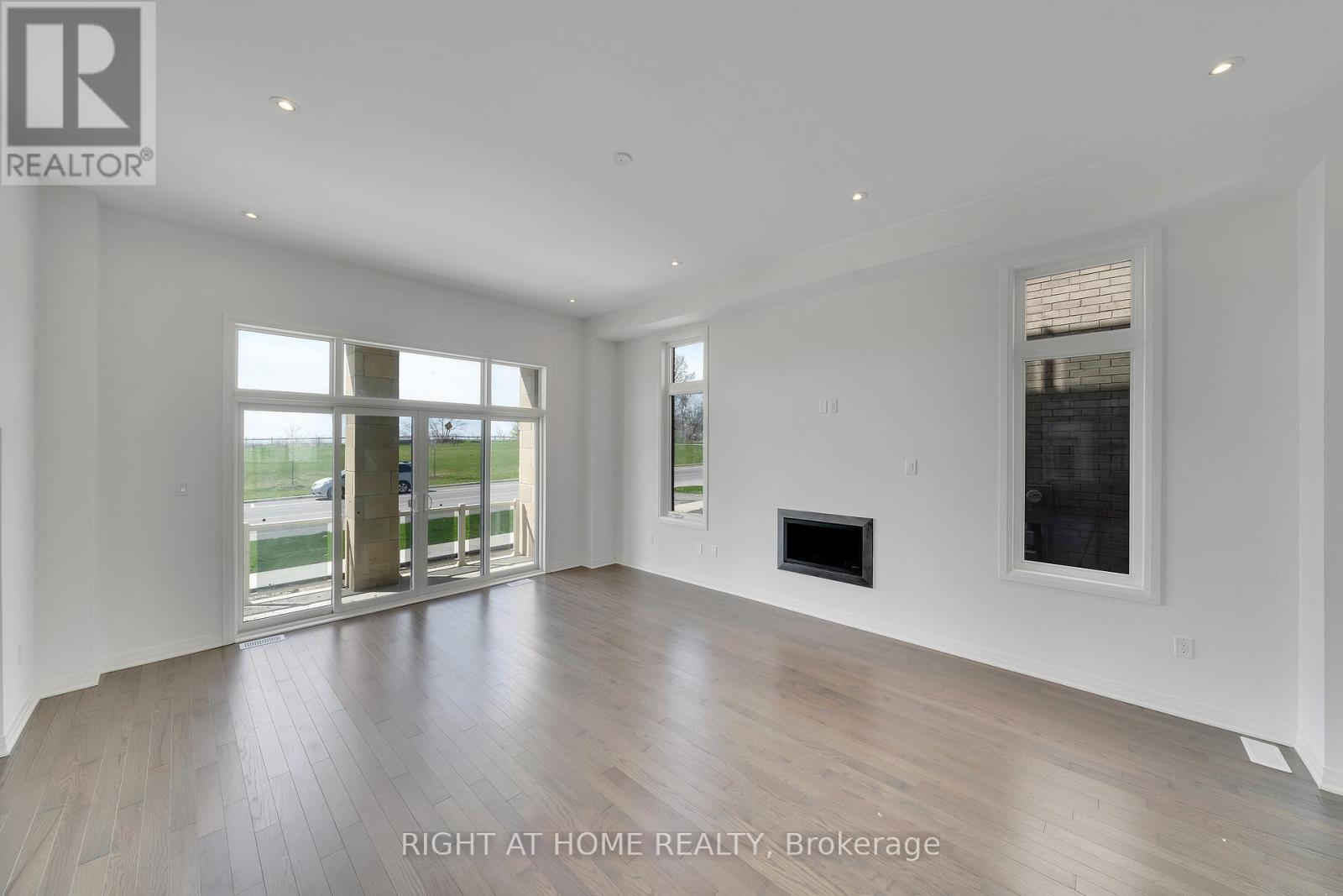 2 Yacht Drive, Clarington, ON - Indoor Photo Showing Living Room